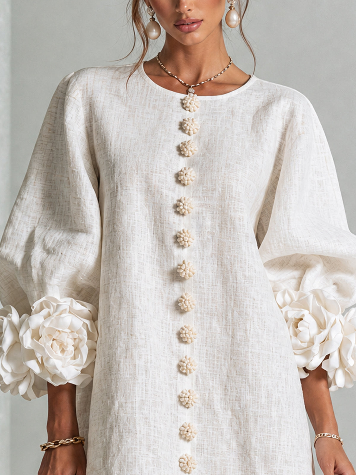 Robe Amara Mini Élégante à Boutons Floraux